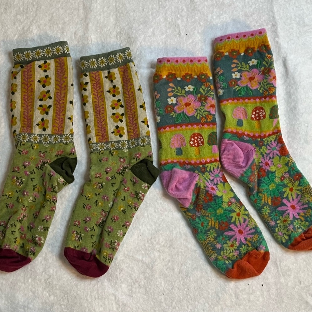 NATURAL LIFE Whimsical Floral and Mushroom Socks - Green and Pink